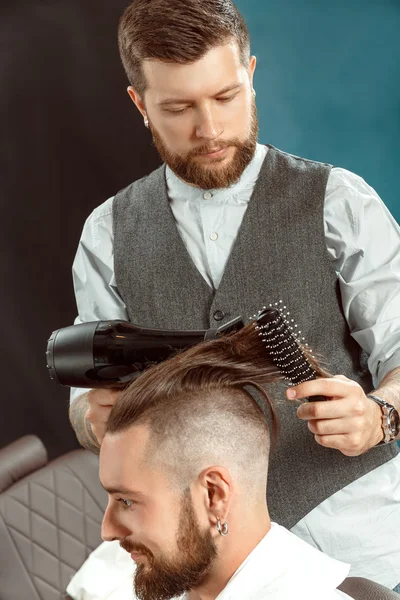 Estilo de cabelo por um barbeiro profissional — Fotografia de Stock