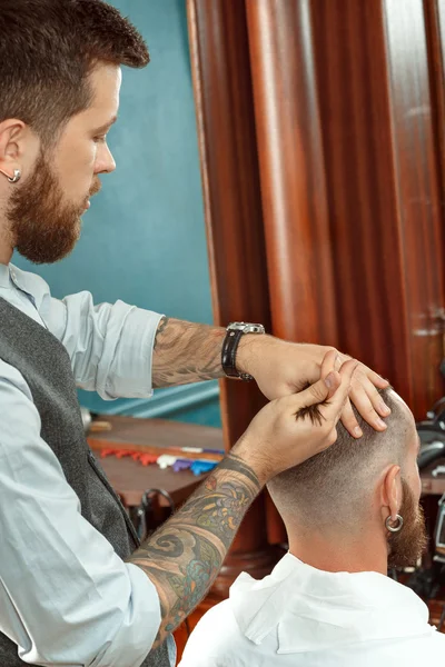 Estilo de cabelo por um barbeiro profissional — Fotografia de Stock