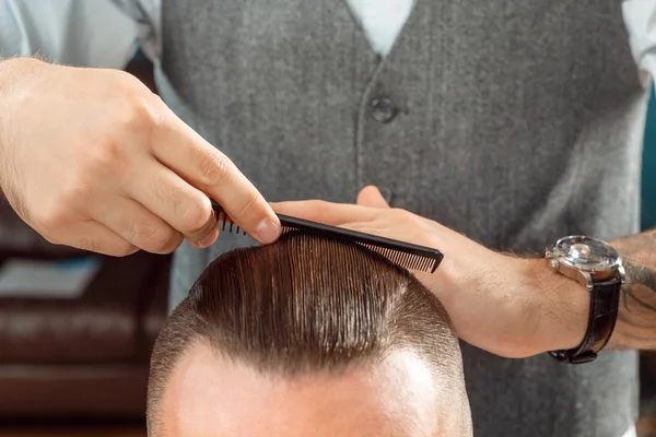 Estilo de cabelo por um barbeiro profissional — Fotografia de Stock