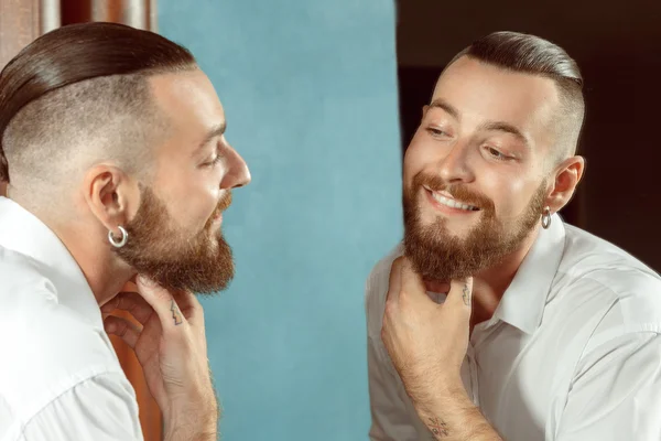 Müşteri tarafından yeni bir saç kesimi memnun