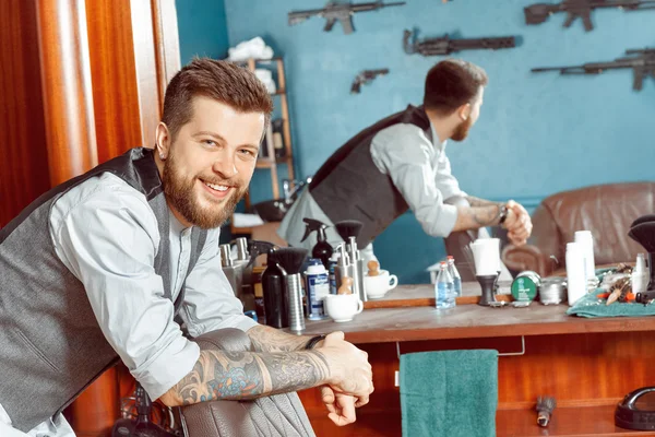 Szczęśliwy, fryzjer, opierając się na krześle — Zdjęcie stockowe