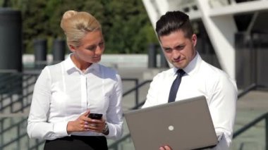 İki arkadaşları yaptıkları proje sonuçlarını tartışıyor