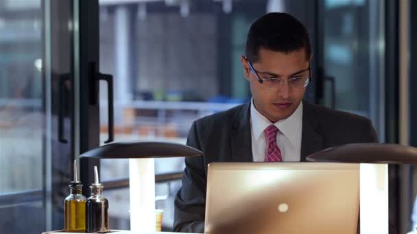 Businessman working with laptop in cafe — Stock Video