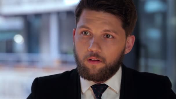 Businessman waiting for a meeting in cafe — Stock Video