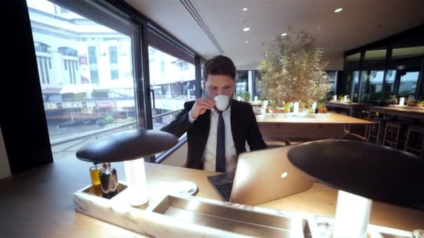 Бизнесмен на перерыве в ресторане — стоковое видео