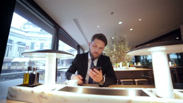 Бизнесмен на перерыве в ресторане — стоковое видео