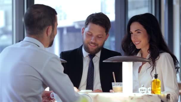 Compañeros de negocios en un almuerzo — Vídeos de Stock