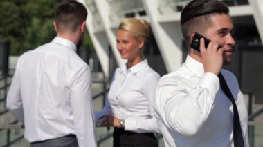 Üç meslektaşları açık havada sohbet