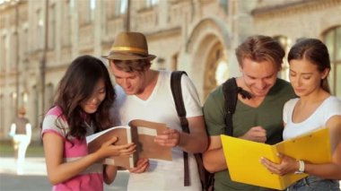 Üniversite yanında neşeli sudents