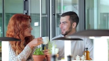 Kafe projelerinde tartışırken iş arkadaşları