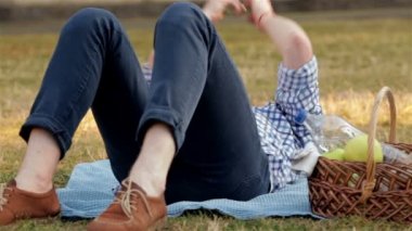 Çok çocuklar Çimlerde piknik sırasında yalan