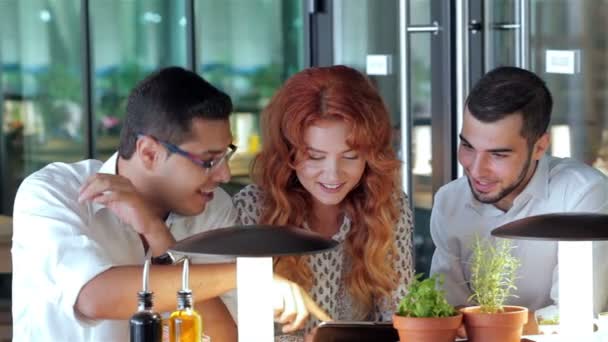 Колеги обговорюють проекти в кафе — стокове відео