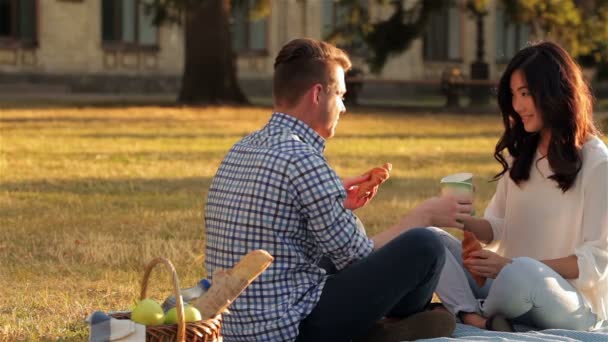 Пара студентів на пікніку — стокове відео