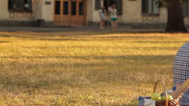 Un par de estudiantes en el picnic — Vídeos de Stock