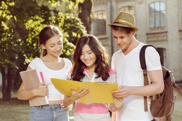 Drie vrienden boeken voor onderweg voor examens te studeren — Stockfoto