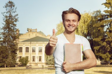  Öğrenci doğrudan kameraya bakıyor 