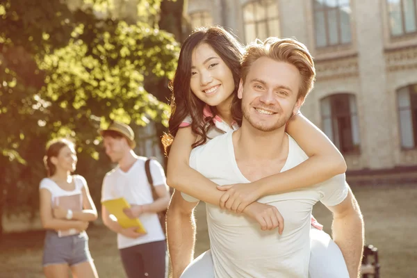 Vrienden genoten van een goede zomerdagen — Stockfoto