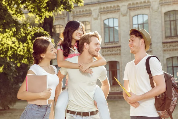 Vrienden genoten van een goede zomerdagen — Stockfoto