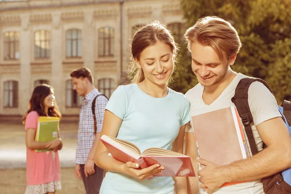 Jongen en meisje het lezen van boeken in park — Stockfoto