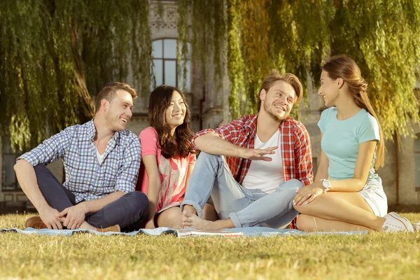 Grappige student ontspannen in het park — Stockfoto