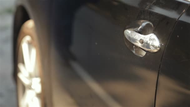 Mans mão abertura porta de um carro novo — Vídeo de Stock