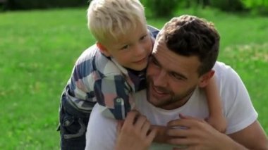 Baba ve oğul parkta oynarken