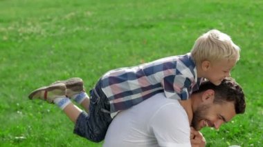 Baba ve oğul parkta oynarken