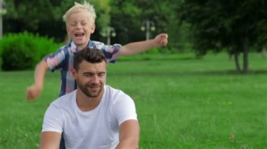 Baba ve oğul parkta oynarken