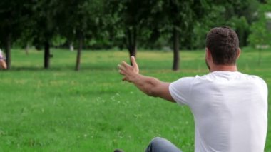 Baba ve oğul Park çimenlerin üzerinde oynama