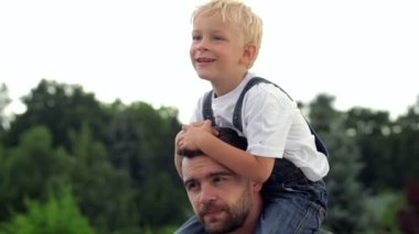 Boynunda bebek oğluyla mutlu baba