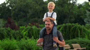 Boynunda bebek oğluyla mutlu baba