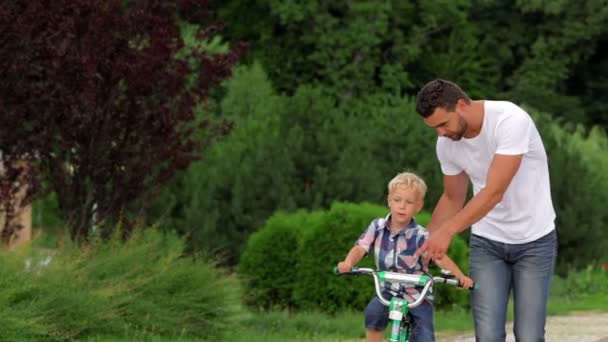 Vater bringt Sohn das Fahrradfahren bei — Stockvideo