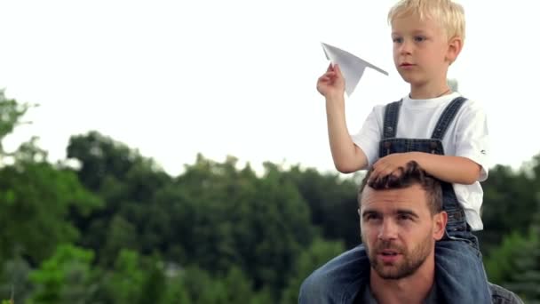 Père heureux avec son bébé fils sur le cou — Video