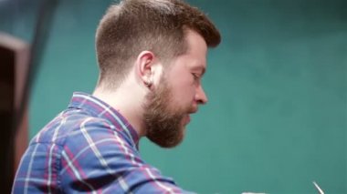 Sakal Kuaför Saç kesimi hipster istemciye yapma