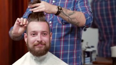 Sakal Kuaför Saç kesimi hipster istemciye yapma