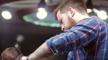 Sakal Kuaför Saç kesimi hipster istemciye yapma