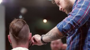 Sakal Kuaför Saç kesimi hipster istemciye yapma