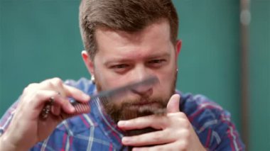 Sakal Kuaför Saç kesimi hipster istemciye yapma