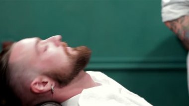 Kuaför Dükkanı boyun Sabunlanırken yakın çekim