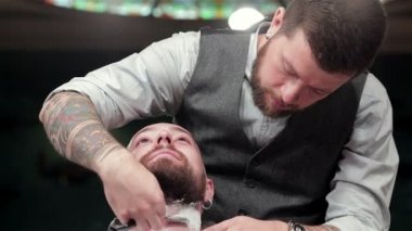 Doğru bir bıçak ile tıraş