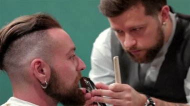 Bir bıyık düzeltme, yakın çekim