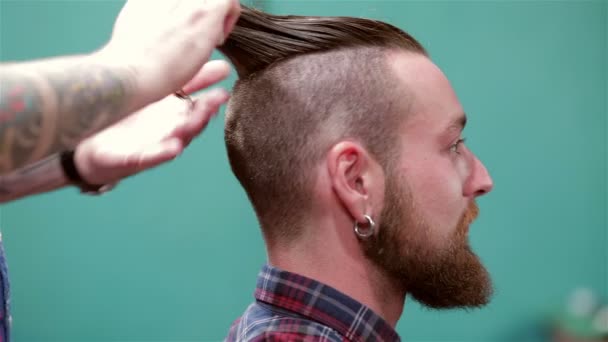 Barba peluquero hacer corte de pelo a cliente hipster — Vídeo de stock