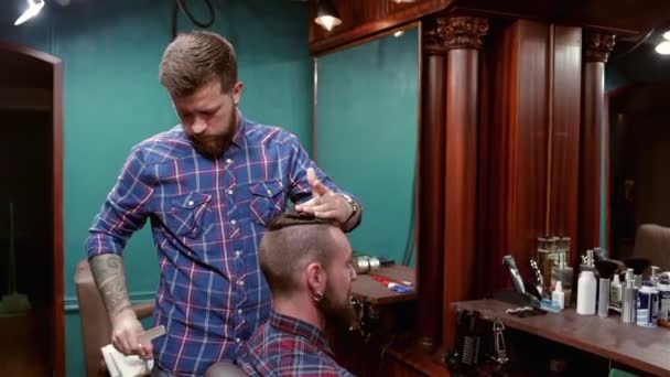胡子理发师理发向时髦客户端 — 图库视频影像