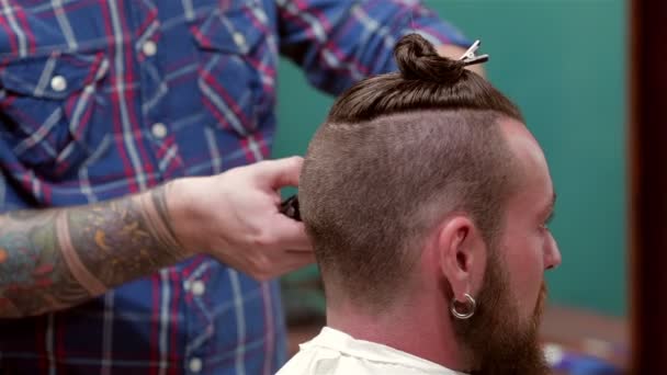 Barba peluquero hacer corte de pelo a cliente hipster — Vídeo de stock