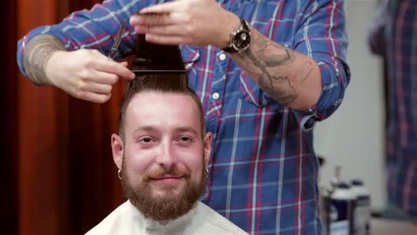 Beard barber making haircut to hipster client — Stock Video