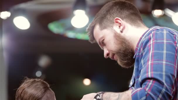 Barba peluquero hacer corte de pelo a cliente hipster — Vídeo de stock
