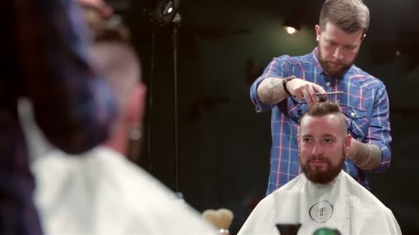 Barba peluquero hacer corte de pelo a cliente hipster — Vídeos de Stock