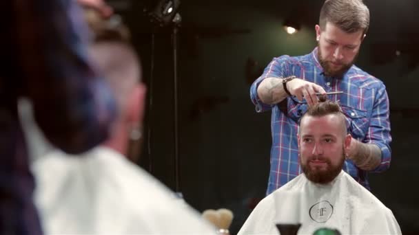 Barba peluquero hacer corte de pelo a cliente hipster — Vídeo de stock