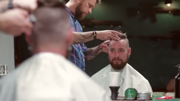 Barbeiro barba fazendo corte de cabelo para cliente hipster — Vídeo de Stock