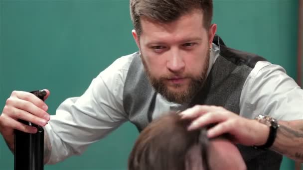 Detailní záběr vlasový styling — Stock video